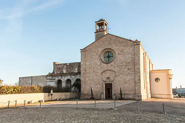 Ingresso esterno e portale del santuario