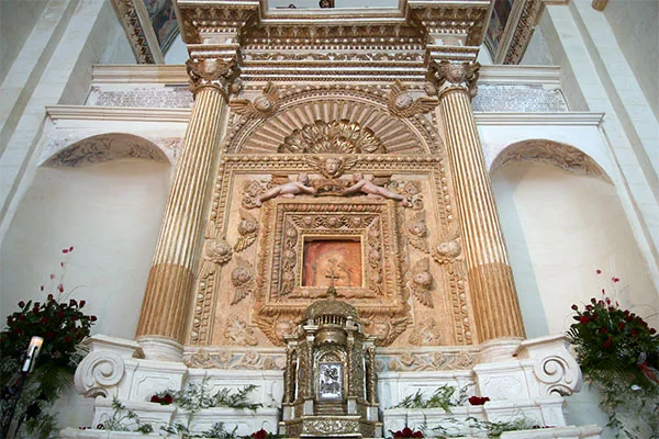 L'altare maggiore con l'icona mariana